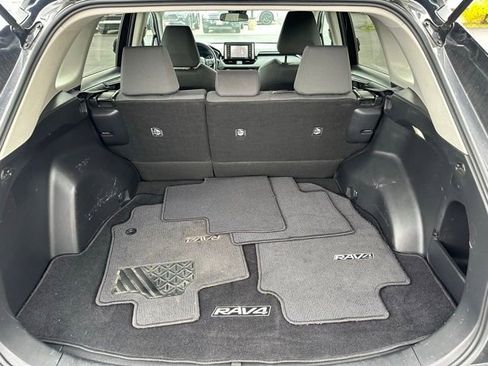 Used 2022 Toyota RAV4 XLE image 18