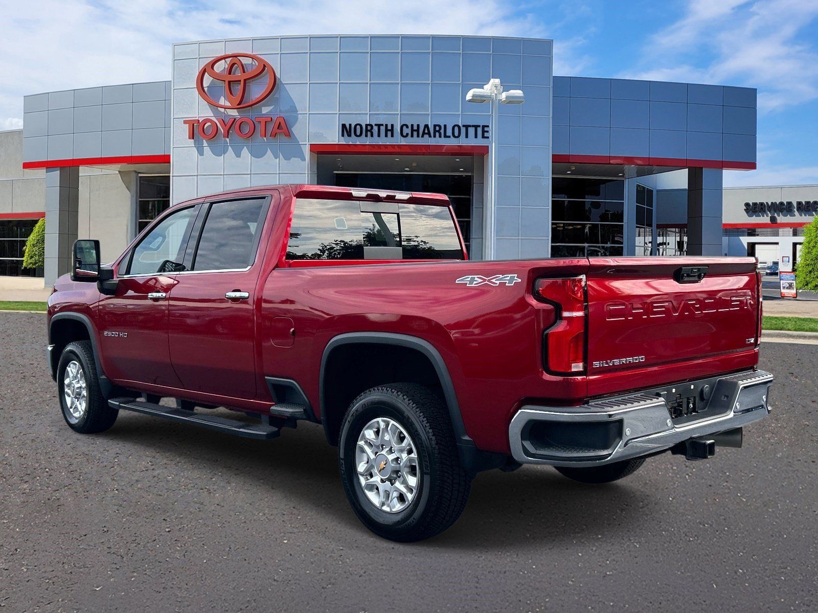 Used 2024 Chevrolet Silverado 2500 LTZ w/ LTZ Plus Package AWD/4WD image 4
