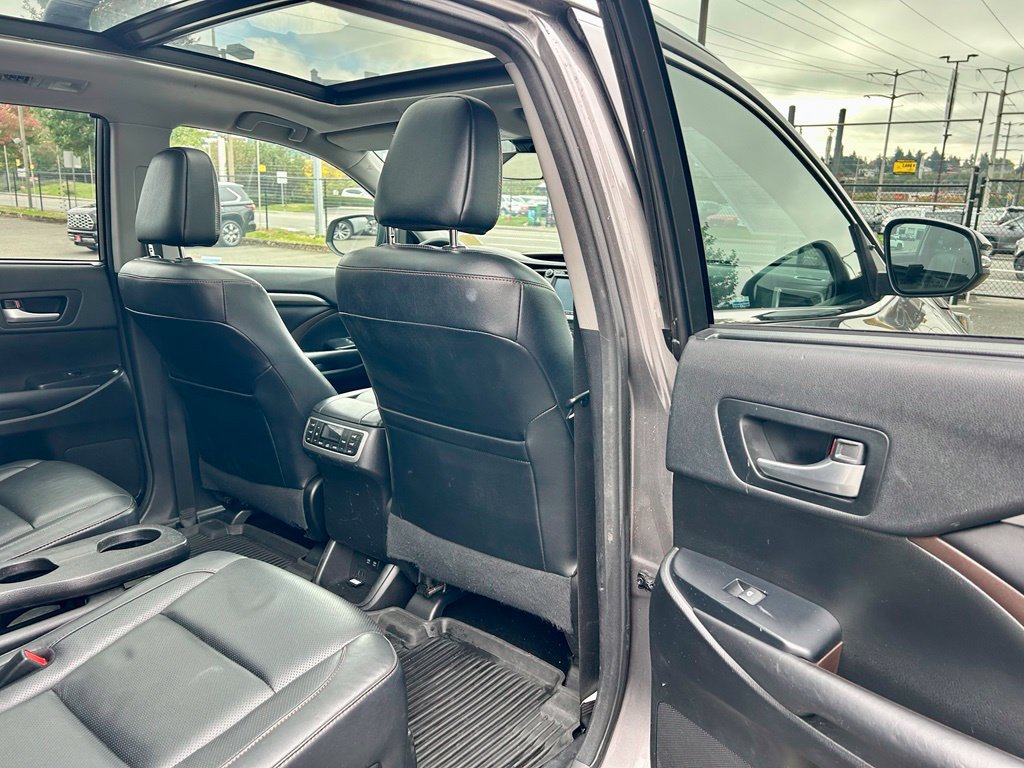 Used 2017 Toyota Highlander Limited Platinum AWD/4WD image 16
