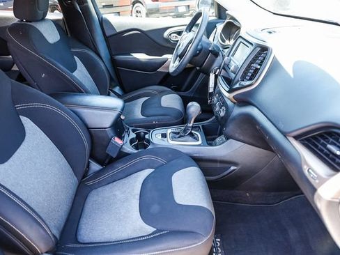 Used 2018 Jeep Cherokee Latitude FWD image 19