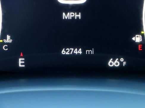 Used 2023 Chrysler Pacifica Touring-L FWD image 10
