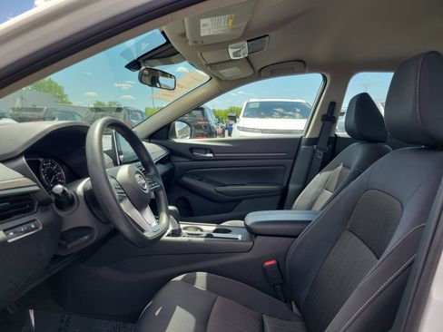 Used 2025 Nissan Altima 2.5 SV FWD image 15