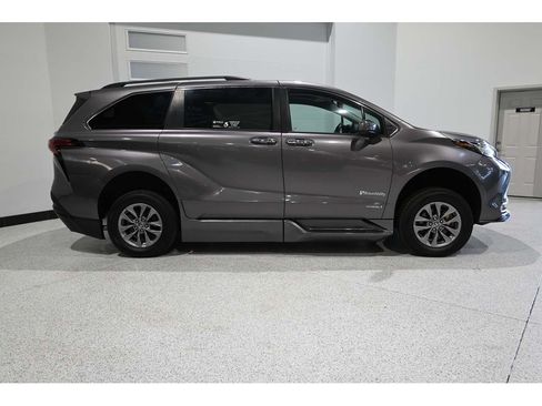 Used 2021 Toyota Sienna XLE w/ XLE Plus Package FWD image 5