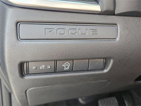 Used 2025 Nissan Rogue S image 26