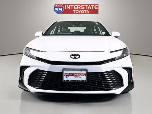 Used 2025 Toyota Camry SE w/ Convenience Package image 2