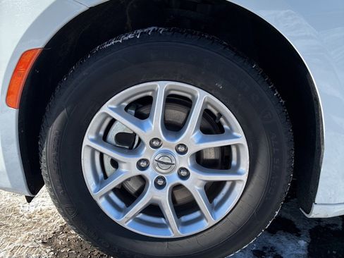 Used 2023 Chrysler Pacifica Touring-L image 8