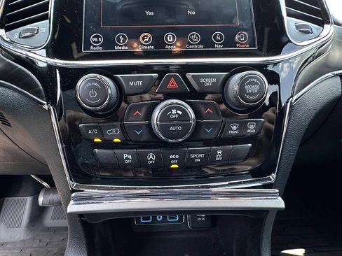 Used 2019 Jeep Grand Cherokee Limited AWD/4WD image 39