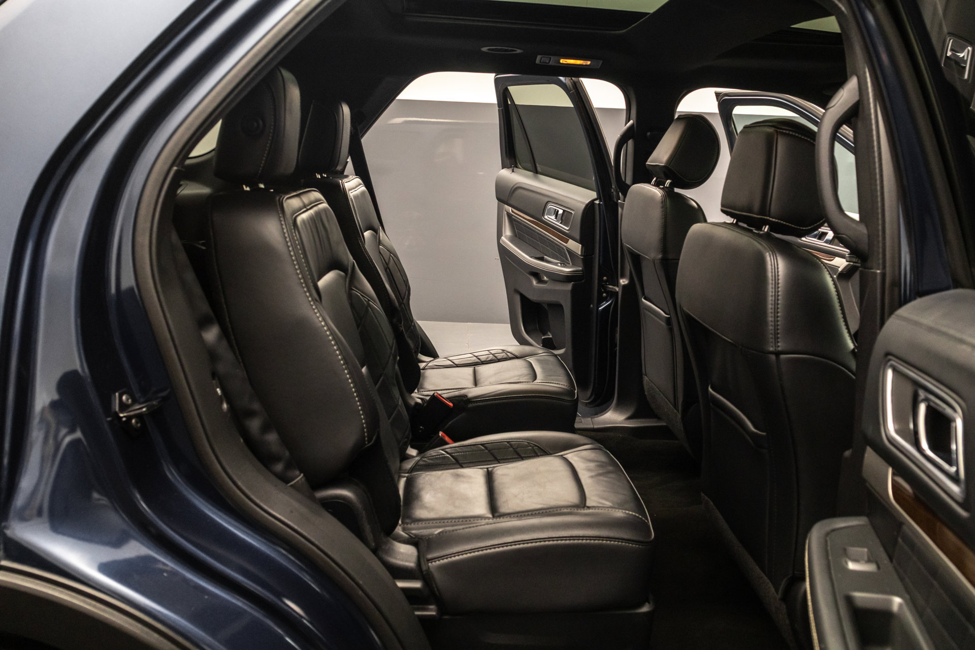 Used 2017 Ford Explorer Platinum AWD/4WD image 34
