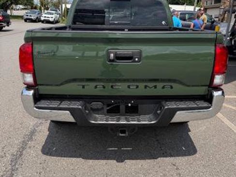 Used 2021 Toyota Tacoma TRD Sport w/ Technology Package AWD/4WD image 3