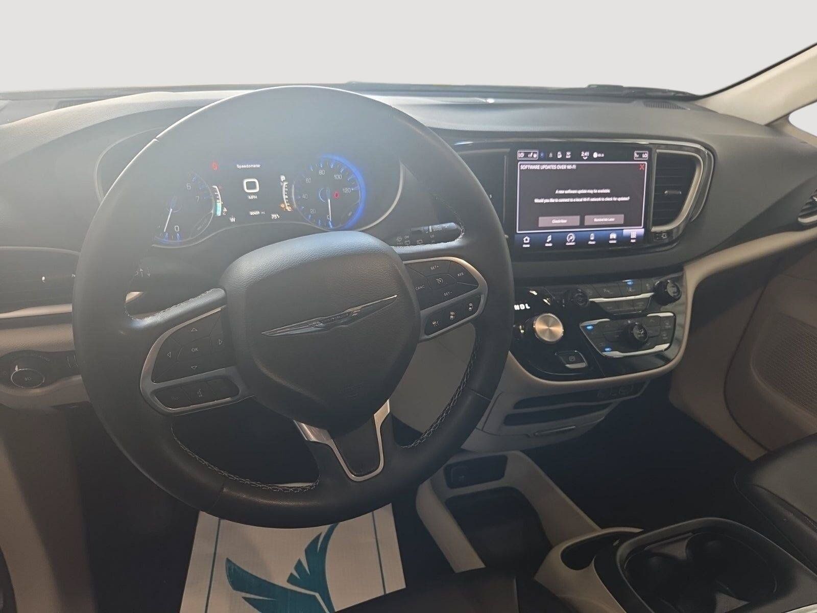 Used 2023 Chrysler Pacifica Touring-L FWD image 5