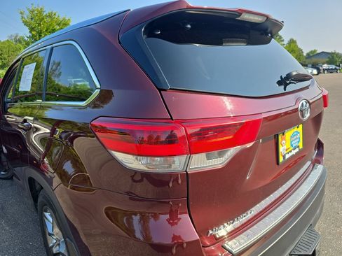Certified 2019 Toyota Highlander Limited Platinum AWD/4WD image 39