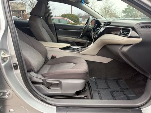 Used 2019 Toyota Camry LE FWD image 31