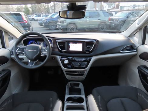Used 2023 Chrysler Voyager LX FWD image 18