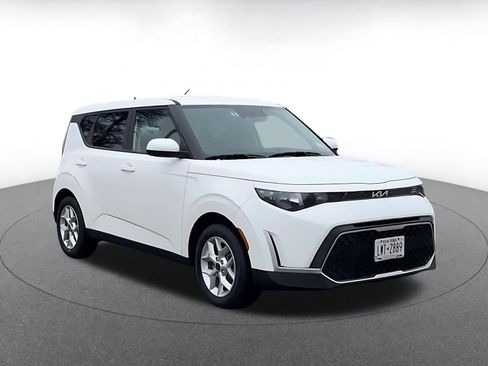 Used 2025 Kia Soul LX w/ LX Technology Package image 3