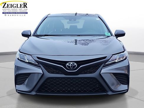 Used 2020 Toyota Camry SE image 2