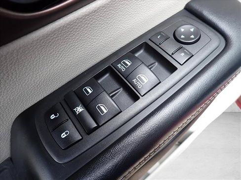 Used 2022 Chrysler Voyager LX FWD image 16