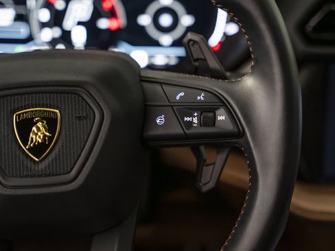 Used 2025 Lamborghini Urus SE AWD/4WD image 36