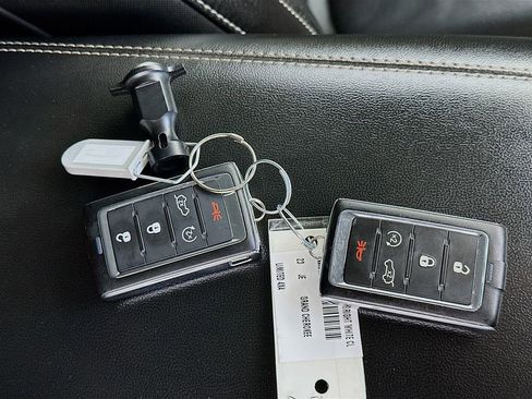 Used 2023 Jeep Grand Cherokee Limited w/ Black Appearance Package image 36