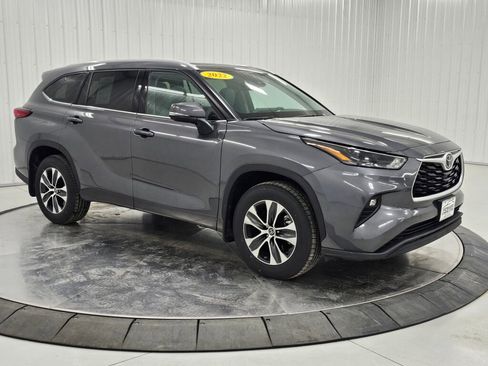 Used 2022 Toyota Highlander XLE image 7