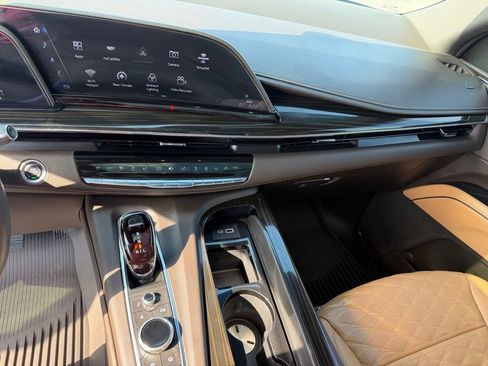 Used 2024 Cadillac Escalade Premium Luxury AWD/4WD image 35