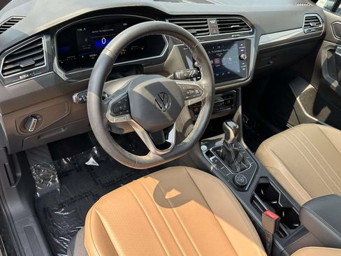 Used 2023 Volkswagen Tiguan SE w/ Panoramic Sunroof Package AWD/4WD image 9