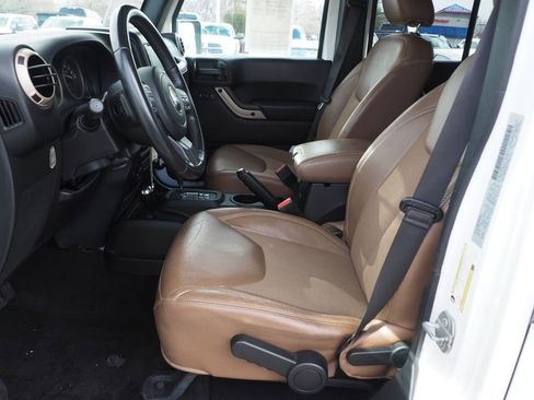 Used 2017 Jeep Wrangler Unlimited Sahara image 13