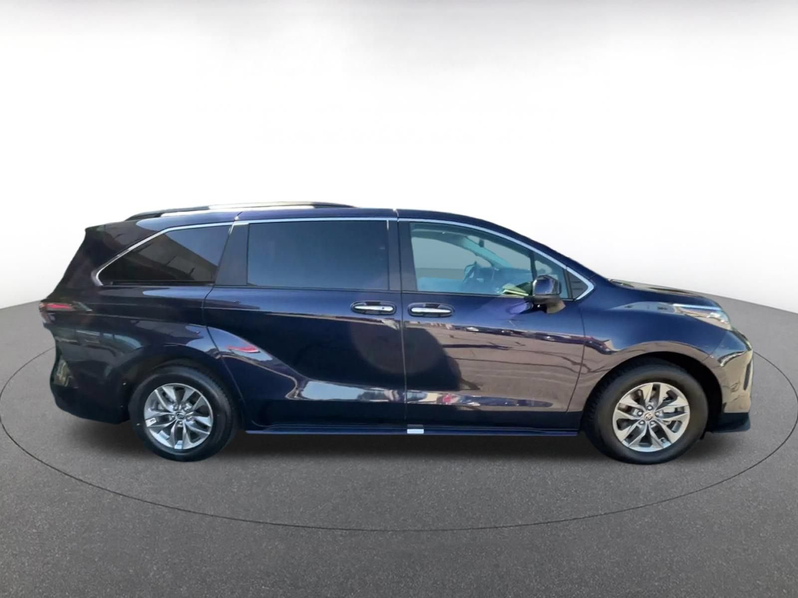 Used 2025 Toyota Sienna XLE FWD image 15