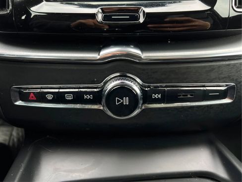 Used 2019 Volvo XC60 T5 Momentum w/ Multimedia Package AWD/4WD image 39