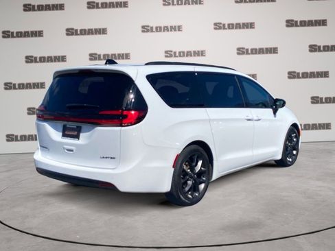 Used 2025 Chrysler Pacifica Limited FWD image 5