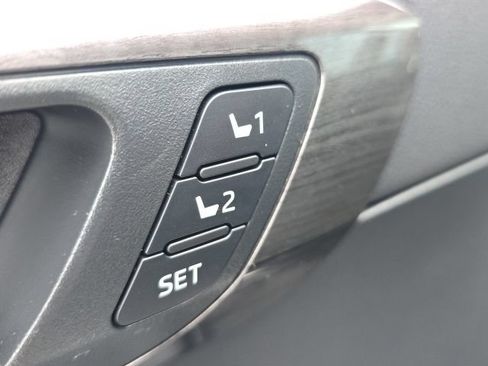 Used 2023 Toyota Highlander Platinum FWD image 27