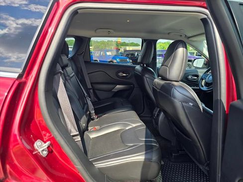 Used 2019 Jeep Cherokee Latitude Plus AWD/4WD image 13