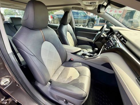 Used 2019 Toyota Camry XLE FWD image 11