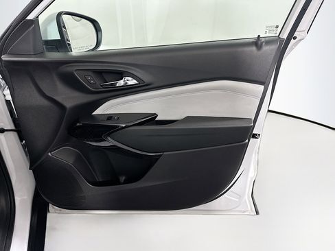 Used 2025 Chevrolet Trax LT w/ LT Convenience Package FWD image 29