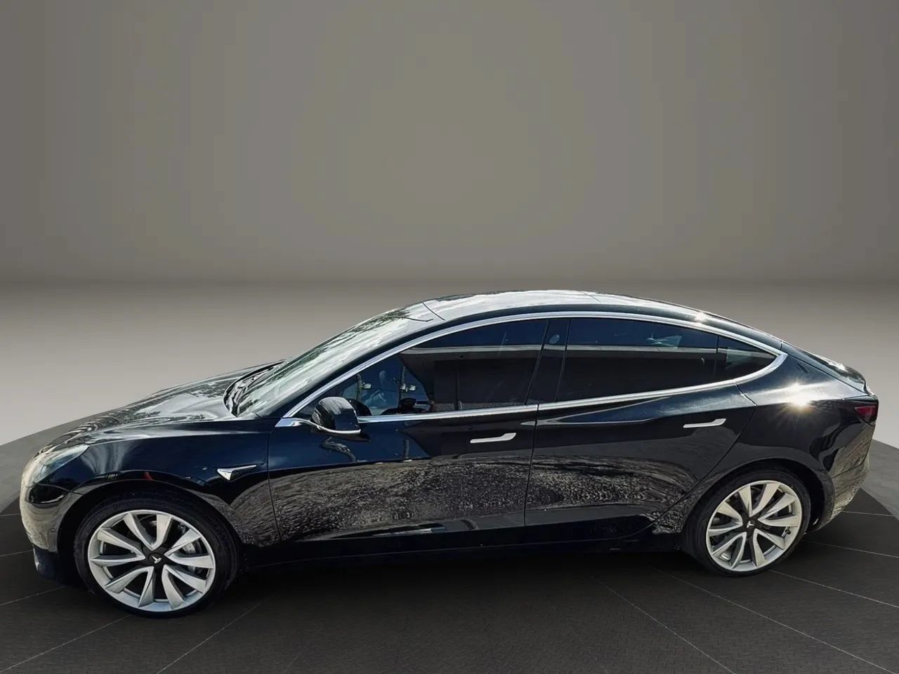 Used 2019 Tesla Model 3 Standard Range RWD image 2