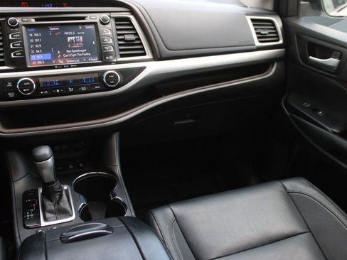 Used 2018 Toyota Highlander XLE image 30