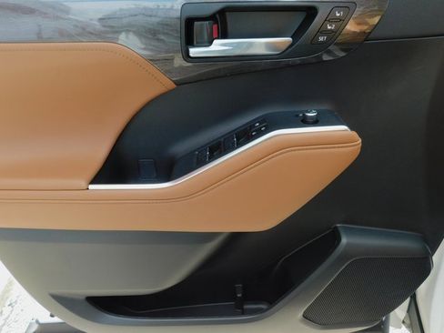 Used 2023 Toyota Highlander Platinum image 30