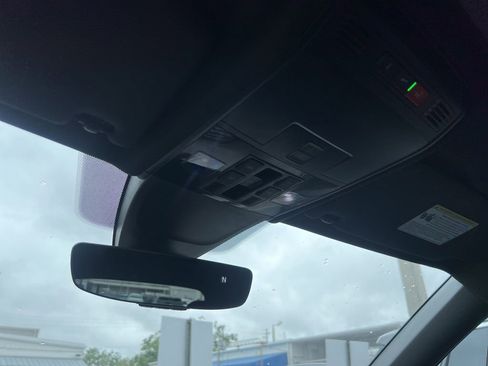 Used 2022 Volkswagen Tiguan SE R-Line image 4