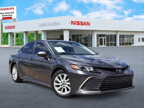 Used 2022 Toyota Camry LE image 1