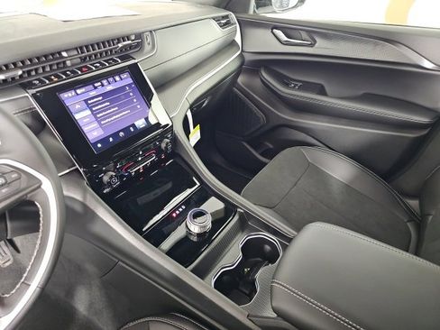 New 2025 Jeep Grand Cherokee Altitude image 25