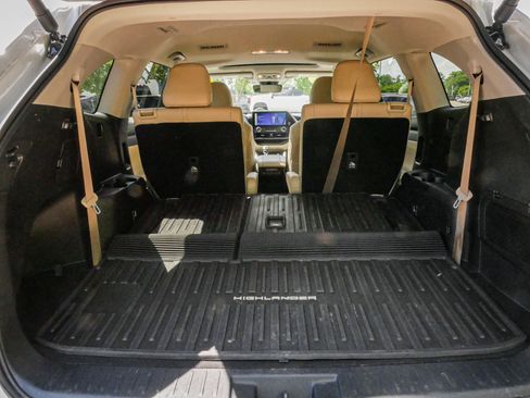 Used 2024 Toyota Highlander XLE FWD image 33
