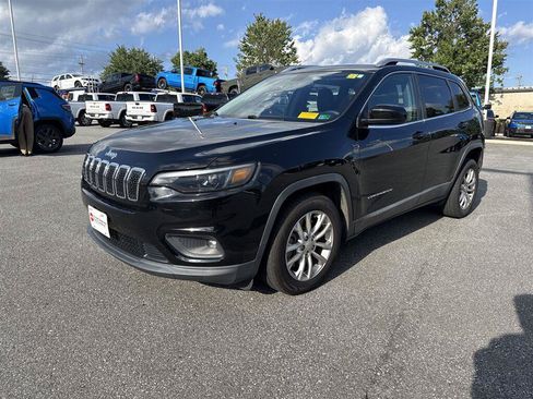 Used 2019 Jeep Cherokee Latitude w/ Cold Weather Group FWD image 1