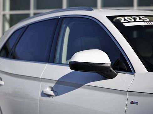 Certified 2025 Audi Q5 2.0T Premium Plus w/ Premium Plus Package image 3
