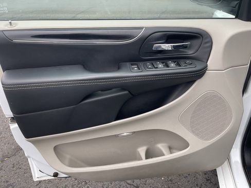 Used 2015 Dodge Grand Caravan SXT image 8