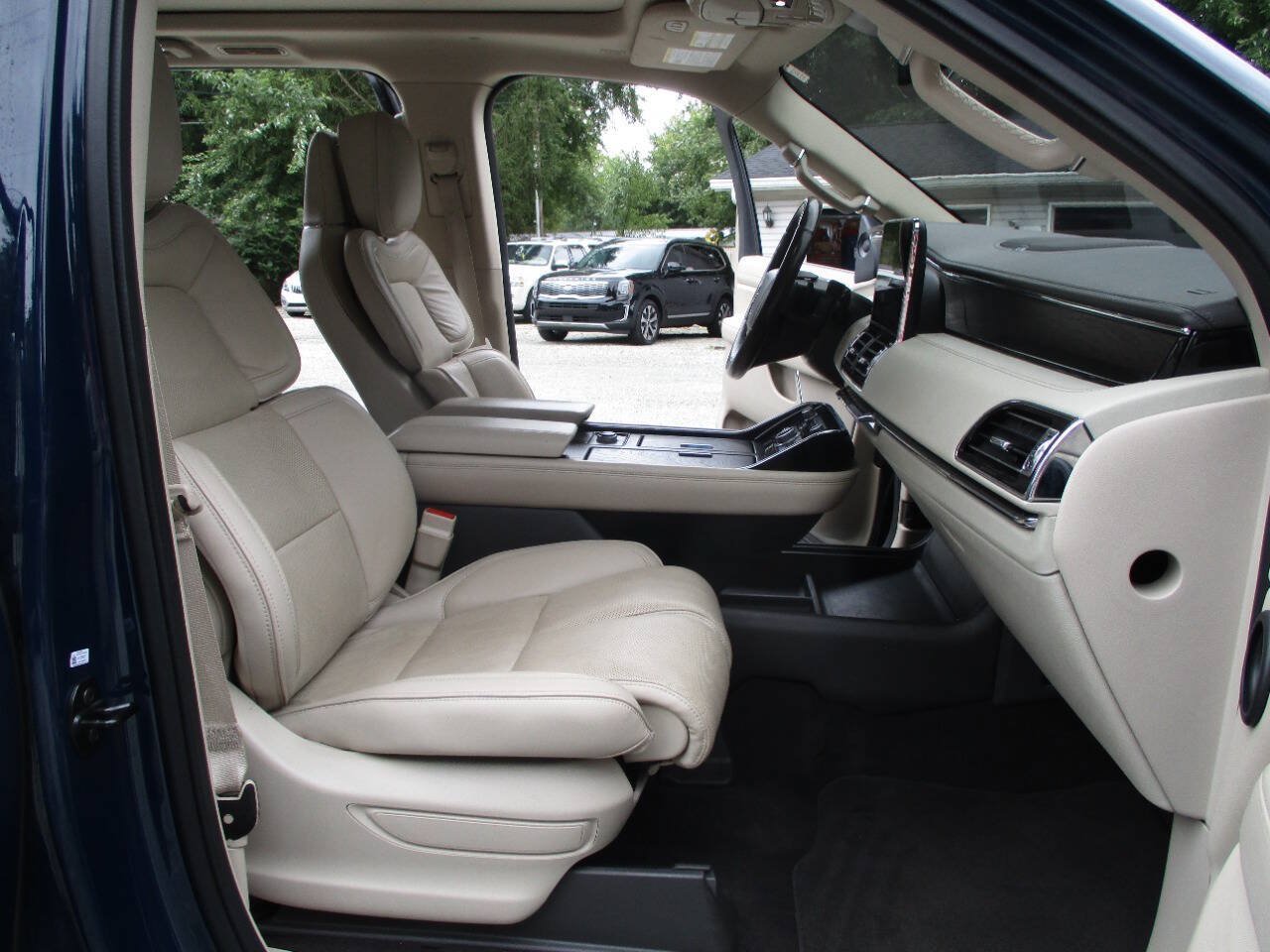 Used 2018 Lincoln Navigator Reserve w/ Technology Package AWD/4WD image 30