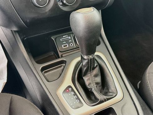 Used 2018 Jeep Cherokee Latitude w/ Altitude Package FWD image 17