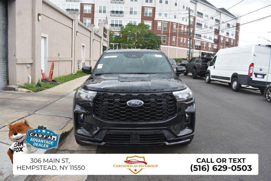 Used 2025 Ford Explorer ST-Line w/ ST-Line Street Pack AWD/4WD image 3