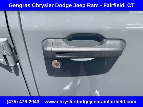 Used 2018 Jeep Wrangler Unlimited Sahara AWD/4WD image 11