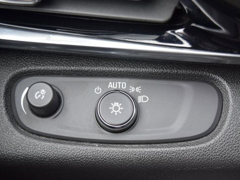 Used 2024 Buick Envista Sport Touring w/ Convenience I Package FWD image 23