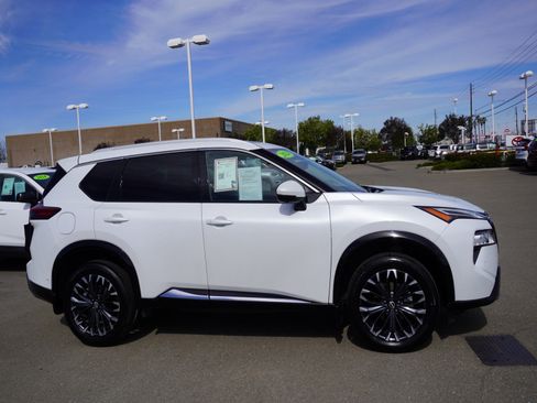 Used 2024 Nissan Rogue Platinum image 4