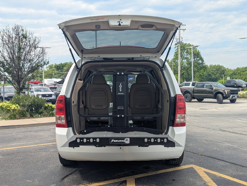 Used 2011 Kia Sedona EX w/ Luxury Pkg FWD image 23